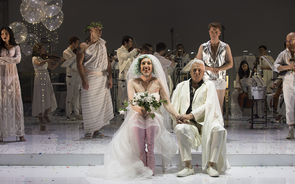 Kanen Breen as Platée and Peter Coleman-Wright as Jupiter (photograph by Brett Boardman).